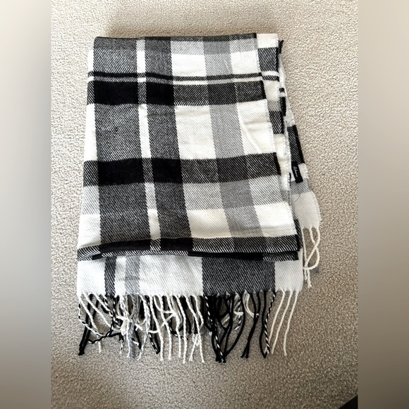 Reitmans Accessories - NWOT Reitmans Scarf